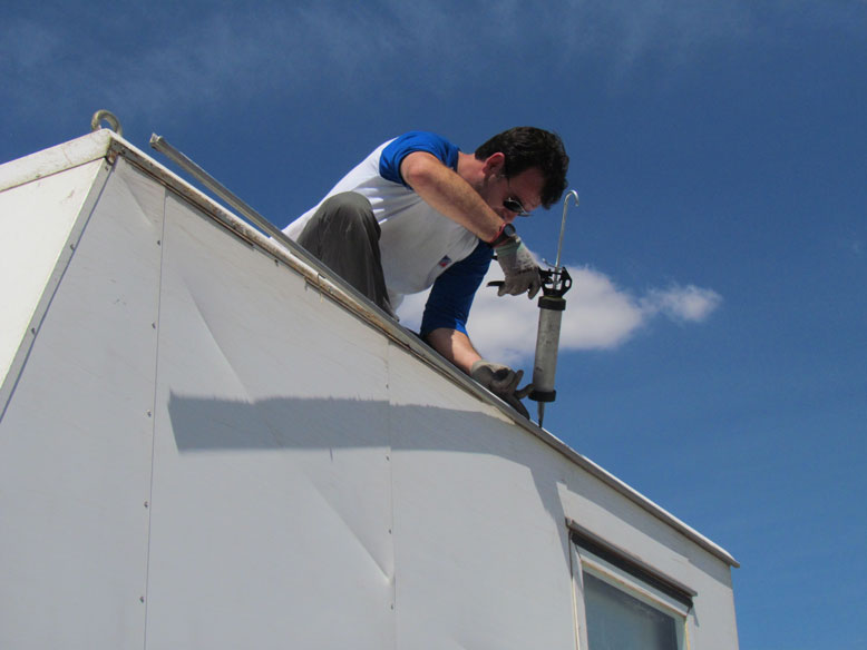 reparando el vierte aguas roto por una rama